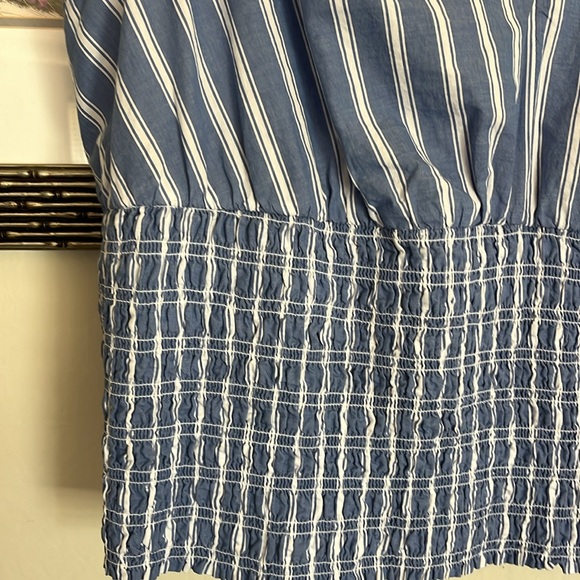 Old Navy deep V cotton /chambray top - Picture 5 of 6